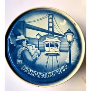 Holiday Keepsake 1979 Fruit Cake Tin with Golden Gate Bridge Design Xmas Decor